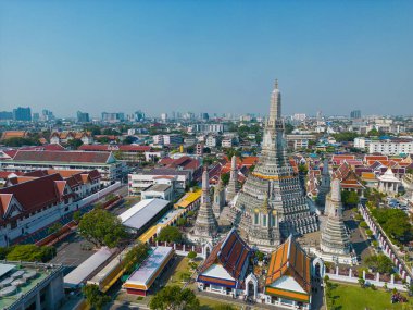 Hava manzaralı Wat Arun Budist tapınağı güneşli bir gün şehir turu Bangkok Tayland 'da.