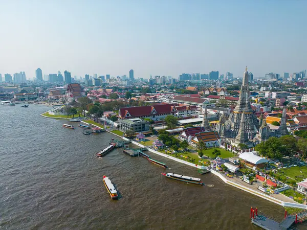 Tayland 'da inşa edilen ve Buda tapınağı olan Bangkok nehir kenti.