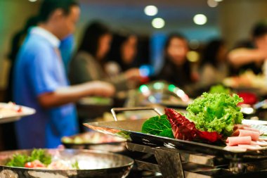 İnsanlar otel seminerlerinde lezzetli Asya yemeklerini el ele tutuştular. Yemek ve içecek.