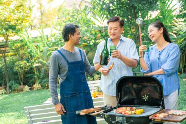 Mutlu son sınıf arkadaş partileri Bahçede dinlenme zamanı