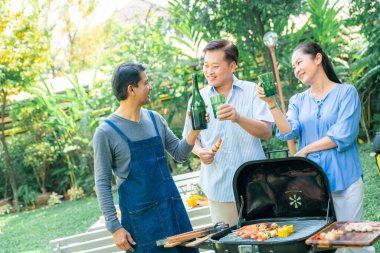 Bahçe mangal partisinde mutlu son sınıf partileri.