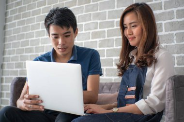 Ofiste çalışan iş adamı ve kadın laptopçu beyin fırtınası iş planı mutlu iş planı