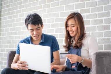 Ofiste çalışan iş adamı ve kadın laptopçu beyin fırtınası iş planı mutlu iş planı