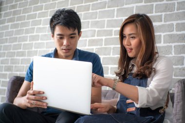 Ofiste çalışan iş adamı ve kadın laptopçu beyin fırtınası iş planı mutlu iş planı