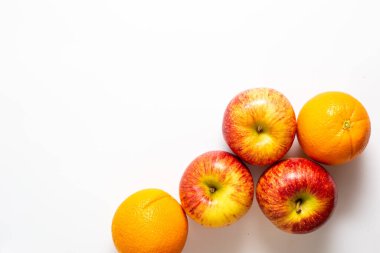 Beyaz arka planda meyveli renkli elma vitamin gıdası üst görünümü