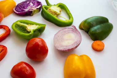 Beyaz arka plan görünümünde bir sürü renkli meyve ve sebze.