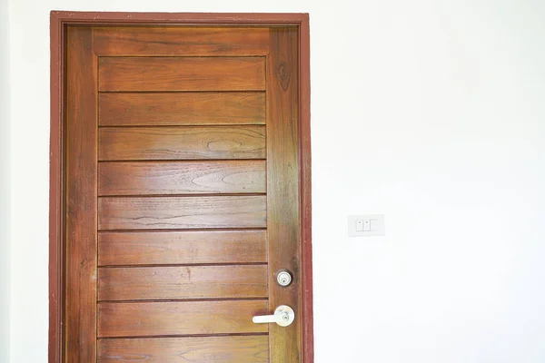 現代的な新しい家の寝室のインテリアデザインに開かれた木製のチーク材のドア — ストック写真