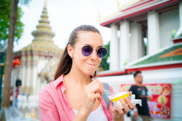 Kobieta Cieszyć Się Jeść Uliczne Jedzenie Lody Podróży Buddha Świątyni — Zdjęcie stockowe