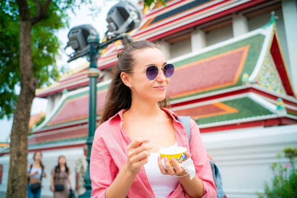 Жінка Полюбляє Їсти Морозиво Вулиці Буддійському Храмі Бангкок Таїланд — стокове фото