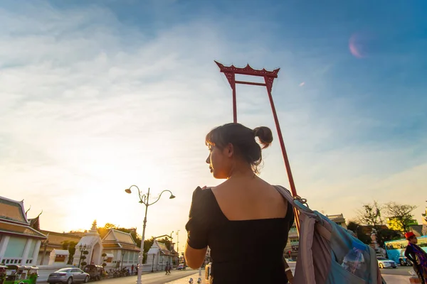 Schöne Asiatische Frau Reisen Riesigen Schaukel Tempel Straße Von Bangkok — Stockfoto