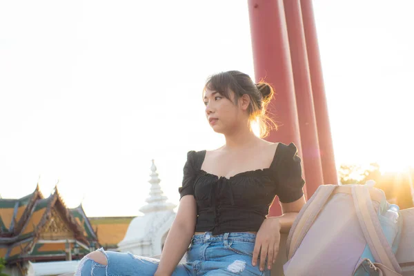 Hermosa Mujer Asiática Viajar Gigante Swing Templo Calle Bangkok Tailandia —  Fotos de Stock