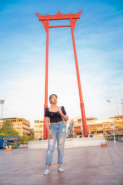 Bella Donna Asiatica Viaggiare Gigante Swing Tempio Strada Bangkok Thailandia — Foto Stock