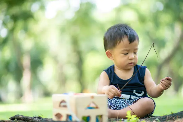 Mały Azji Chłopiec Grać Drewniane Zabawka Miasto Zielony Park Odkryty — Zdjęcie stockowe