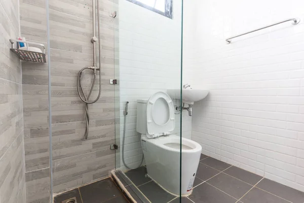 现代豪华浴室白色灰色色调更新室内设计 — 图库照片