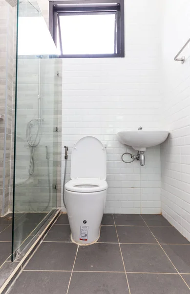 Modern Lüks Banyo Beyaz Gri Tonu Tasarımı Yeniliyor — Stok fotoğraf