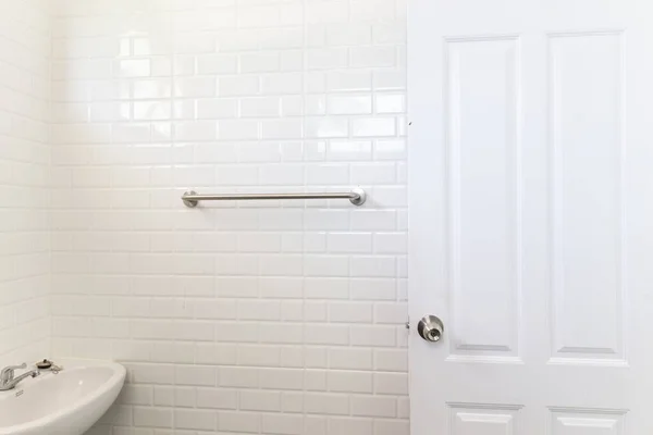 Modern Lüks Banyo Beyaz Gri Tonu Tasarımı Yeniliyor — Stok fotoğraf