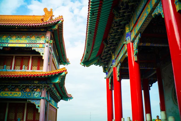 青空に対する中国仏教寺院の建築 Baromraja寺院タイ — ストック写真