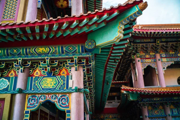 青空に対する中国仏教寺院の建築 Baromraja寺院タイ — ストック写真