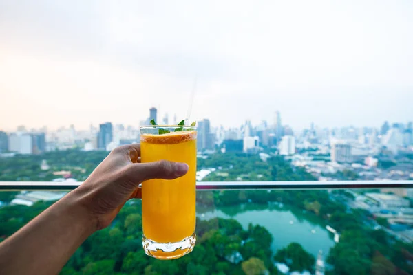 Orangensaft Trinken Auf Dachterrasse Bangkok Thailand — Stockfoto