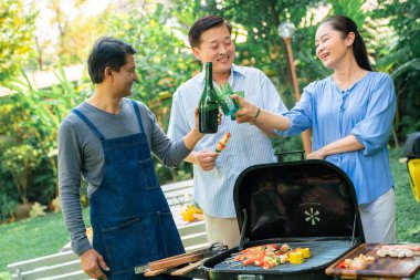 Bahçe mangal partisinde mutlu son sınıf partileri.