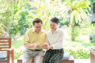 Bahçe evinde son sınıf öğrencileri birlikte tablet kullanmışlar.