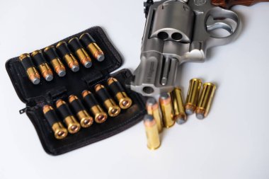 .44 magnum revolver tabanca beyaz arka planda kişisel savunma mermisi