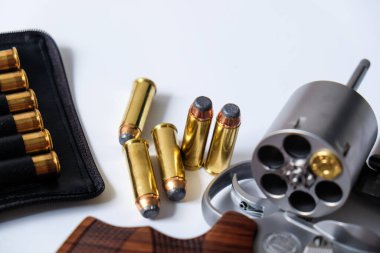 .44 magnum revolver tabanca beyaz arka planda kişisel savunma mermisi