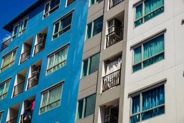 Mavi gökyüzüne karşı modern apartman binası penceresi gerçek etate endüstrisi