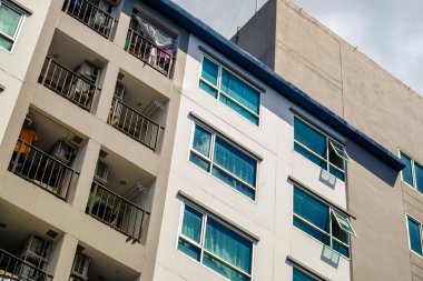 Mavi gökyüzüne karşı modern apartman binası penceresi gerçek etate endüstrisi