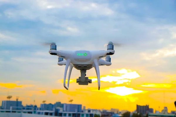 Entrega Dron Volando Sobre Ciudad Edificio Puesta Del Sol Cielo —  Fotos de Stock