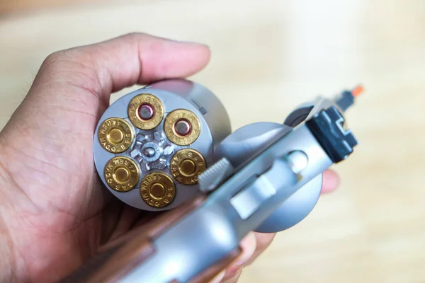 Pistolen Handen Ladda Kulan Förbereda För Skott Revolver Pistol Personligt — Stockfoto