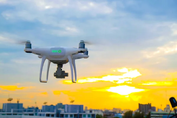 Consegna Drone Sorvolando Città Edificio Tramonto Cielo Nube Tecnologia Trasporto — Foto Stock