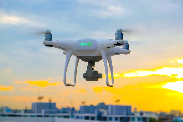Consegna Drone Sorvolando Città Edificio Tramonto Cielo Nube Tecnologia Trasporto — Foto Stock