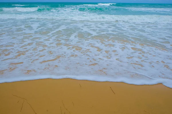 Deniz Sahili Dalgaları Kumsalda Büyük Dalgalar Yaz Tatili Arka Planı — Stok fotoğraf