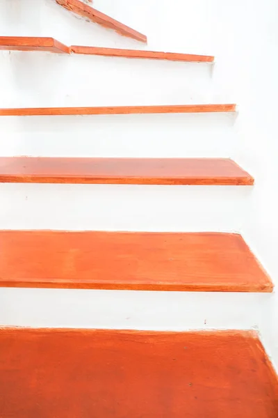 房屋木制楼梯漆成红色橙色房屋翻新 — 图库照片
