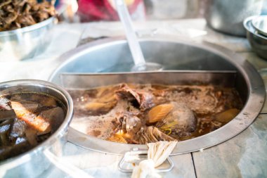 Yerel ördek eriştecisi sokak yemeklerinde şehriye için kaynamış ördek