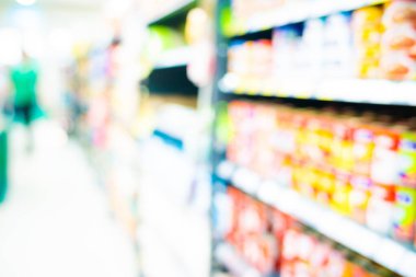 Bokeh iş geçmişiyle dolu raflarda bulanık süpermarket yemekleri