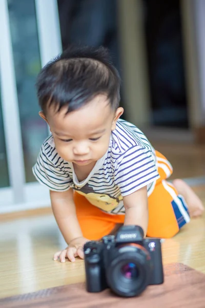 Küçük Çocuk Rahat Öğrenme Teknolojisinde Kamera Oynuyor — Stok fotoğraf