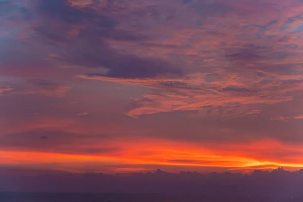 Красочное Драматическое Небо Облаком Над Морской Бухтой — стоковое фото