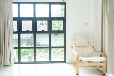 Modern ahşap kanepeli güzel modern oturma odası İskandinav iç tasarımı beyaz oda