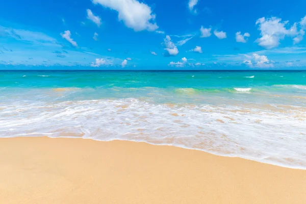 Пляж Белым Песком Голубое Небо — стоковое фото