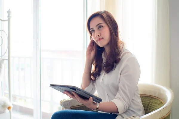 Happy Asian Businesswoman Using Digital Tablet Sitting Sofa Bedroom Curtain — Stock Photo, Image