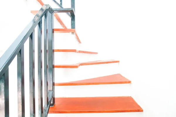 Дом Деревянная Лестница Краска Красный Оранжевый Цвет Дом Ремонт — стоковое фото