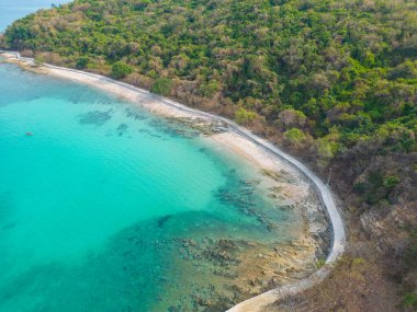 Tropikal orman adası yaz tatili arka planına sahip deniz manzaralı turkuaz su