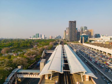 Chatuchak şehir parkında yol ve bts gökyüzü treni Bangkok Tayland 'da hava manzaralı pembe çiçek.