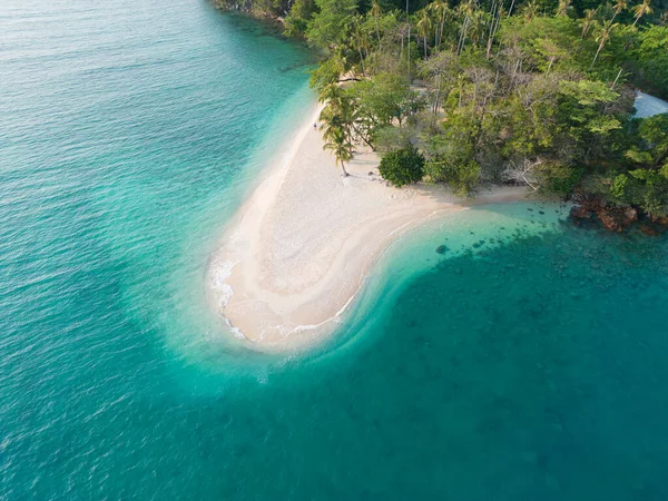 Hava manzaralı beyaz kumsal denizi. Tayland 'da turkuaz su Summwer tatili.