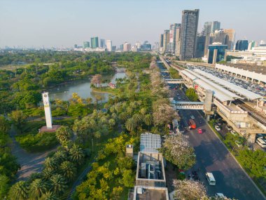 Chatuchak şehir parkında yol ve bts gökyüzü treni Bangkok Tayland 'da hava manzaralı pembe çiçek.