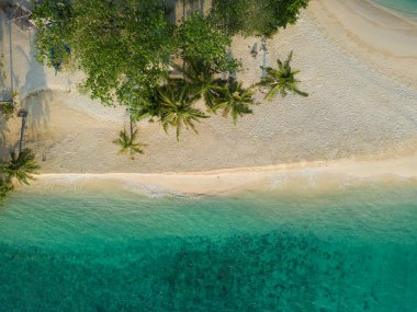 Hava manzaralı beyaz kumsal denizi. Tayland 'da turkuaz su Summwer tatili.