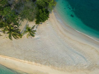 Hava manzaralı beyaz kumsal denizi. Tayland 'da turkuaz su Summwer tatili.