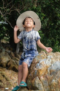 Yaz tatili için deniz kenarında kamp yapan anaokulu çocuğu mutlu çocuk.